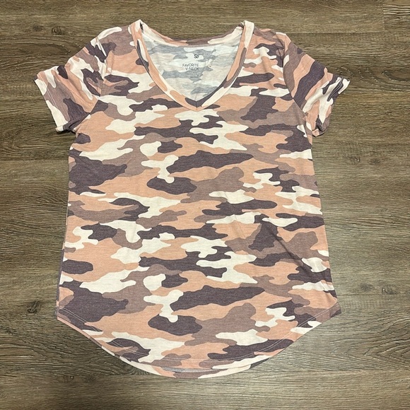 SO Tops - so camo v neck
